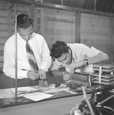 Telefon fabrikasında çalışan, Bangalore, Karnataka, Hindistan 'da 1950 yılında telefon aletleri üreten adamlar.  