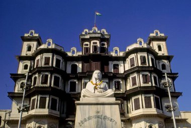 Indore Sarayı 'nın önünde heykel ve manzarası, Madhya Pradesh, Hindistan 