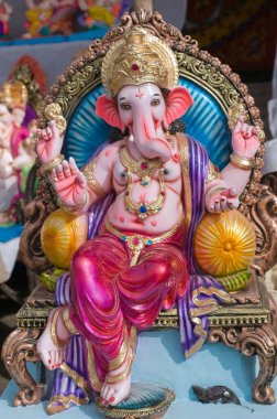 Ganesh putları Pune Maharashtra Hindistan Asya 'nın parlak ve renkli idolü. 