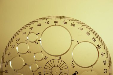 Beyaz arkaplandaki plastik cetveli kapat 