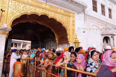 Altın tapınaktaki insanlar, Amritsar, Punjab, Hindistan, Asya  
