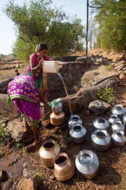 Shahapur, Mumbai, Maharashtra, Hindistan, Asya yakınlarındaki köyden su toplayan kadınlar 