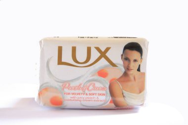 Beyaz arka planda kadife ve yumuşak ten için tuvalet sabunu.