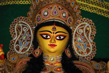 Durga puja 'da üçüncü gözü açık olan dekoratif Durga kil modeli 
