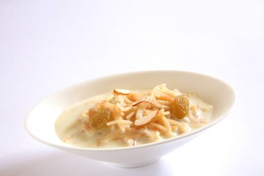 Müslüman şenlikli tatlı vermicelli süt, fındık ve safrandan yapılır