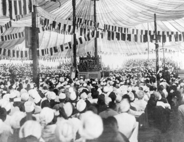 Mahatma Gandhi 28 Aralık 1931 'de Mumbai, Maharashtra, Hindistan' da halka seslendi. 