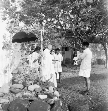 Manu Gandhi, Mahatma Gandhi, Sushila Nayar ve diğerleri 1944 'te Pune' deki Ağa Han Sarayı 'nda.  