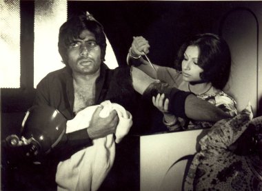 Güney Asyalı Bollywood oyuncusu Amitabh Bachchan ve aktris Sharmila Tagore Faraar 'ın yönetmenliğini yaptığı Shankar Mukerjee, Hindistan 