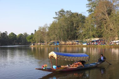 Gölde kayıkçı adam; Kodaikanal Tepesi İstasyonu; Tamil Nadu; Hindistan