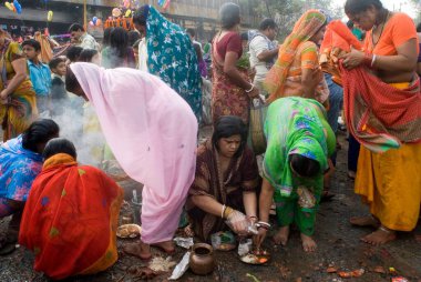 Hintli kadınlar Kartik Purnima (Dolunay) kutlamasında Babu Ghat 'ta dua ediyorlar, Kolkata, Batı Bengal, Hindistan 