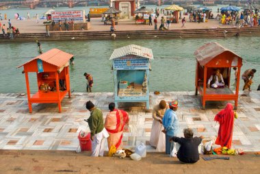 Ganga Nehri kıyısındaki hacılar, Haridwar, Uttaranchal, Uttarakhand, Hindistan 