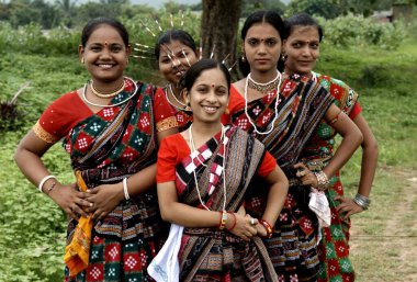 Kabile elbiseli kızlar, Sambalpur, Orissa, Hindistan 