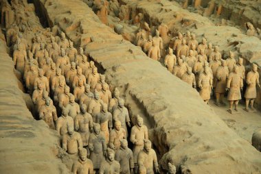1. Çukurda Terracotta savaşçılarının heykelleri; Terracotta ordusu; Qin Hanedanı; Xian; Çin