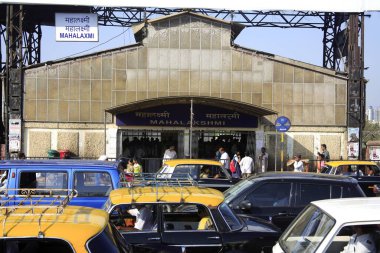 Mahalakshmi tren istasyonu ve yol trafiği, Bombay şimdi Mumbai, Maharashtra, Hindistan 