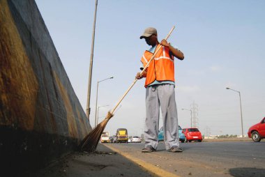 Bombay Mumbai, Maharashtra, Hindistan 'da yolları temizleyen işçi. 