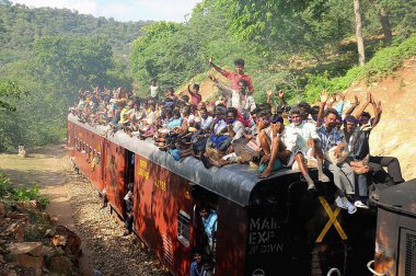 İnsanlar trenin çatısında seyahat ederken risk alıyorlar, Goram ghat, Marwar Junction, Rajasthan, Hindistan 