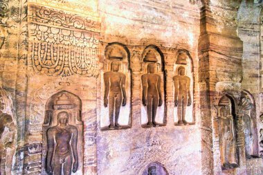 Jain Tanrı 'nın yardım heykeli, Kaya kesimi mağara tapınağı, Badami, Bagalkot, Karnataka, Hindistan