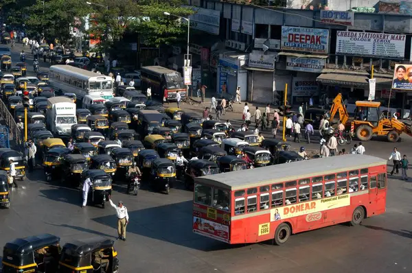 Bombay, Mumbai, Maharashtra, Hindistan 'daki andheri ghatkopar yolundaki trafik sıkışıklığıyla ilgilenen bir trafik polisi. 