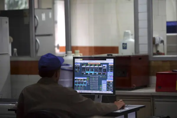 stock image Worker checking standard of milk received at Amul factory in Anand, Gujarat, India 