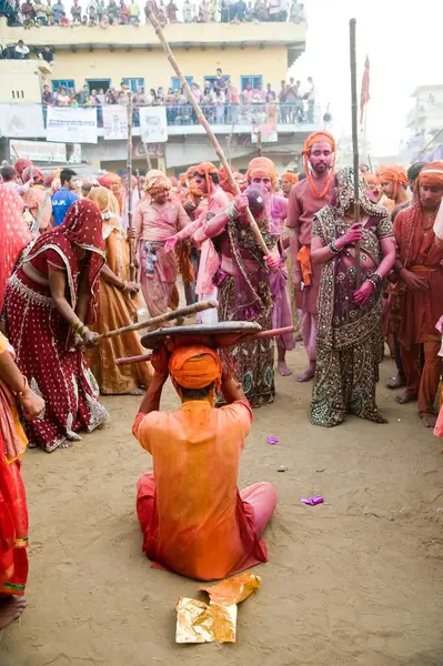 İnsanlar lathmar, holi festivali, mathura, uttar pradesh, Hindistan, Asya 'yı kutluyor. 