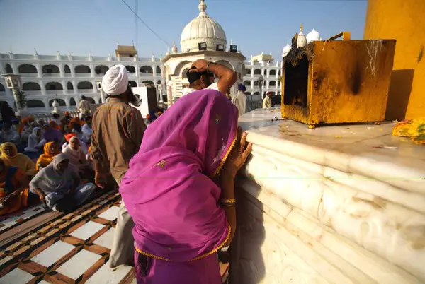 Guru Granth Sahib Sikh 'in 300. yılını kutluyoruz. Sachkhand Saheb Gurudwara Nanded, Maharashtra, Hindistan' da namaz kılanlardır. 