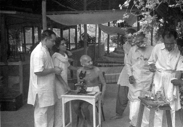 Stock image A medical doctor explains to Mahatma Gandhi the hookworm ova, Mumbai, Maharashtra, India, May 1944 - MODEL RELEASE NOT AVAILABLE