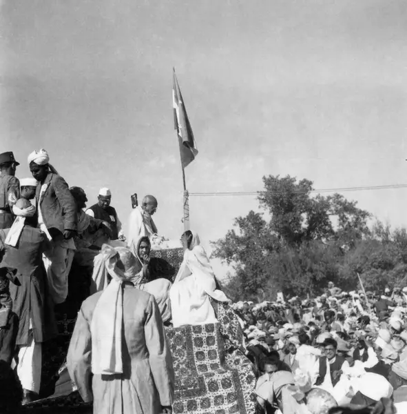 Mahatma Gandhi ve Han Abdul Gaffar Khan, Mahatma Gandma Gandhi 'nin Afganistan' daki Kuzey Batı Sınır Bölgesi 'ne yaptığı ziyarette, Ekim 1938 