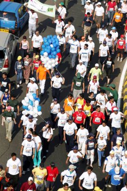 Nariman Point 'teki Queens Necklace' da Charni yolu üstgeçidinde koşan katılımcılar Bombay 'da Mumbai maratonu düzenlendi. 