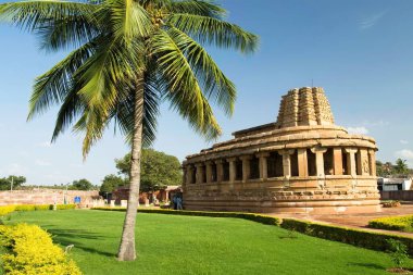 Durga tapınağı ya da Aihole, Karnataka, Hindistan 'daki kale tapınağı. 