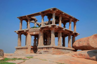 Himkut tepelerindeki iki katlı bina, Hampi, Vijayanagar, Karnataka, Hindistan, Asya 