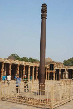 Kutub Minar kampüsü içinde Ashok stambha; Delhi; Hindistan