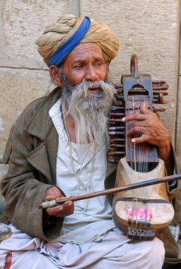 Rajasthan Hindistan 'da Patwon ki haveli jaisalmer sarangi oynayan adam 