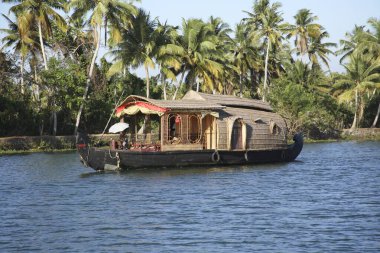 Kottayam 'dan Alleppey' e ya da Alappuzha, Kerala, Hindistan 'a kadar olan bölgede tekneler var. 
