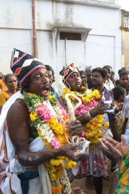 Samiyadi tanrı adam Puravi eduppu festivali sırasında Venthanpatti, Pudukottai, Tamil Nadu, Hindistan  