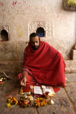 Baba Baidyanath 'ın tapınağında kutsal kitap okuyan rahip çok ünlü 12 Jyotirlingas' tan biri; Deoghar; Jharkhand; Hindistan