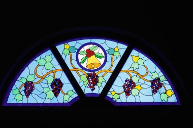 Velankini kilisesinin renkli vitray penceresi, Chennai, Tamil Nadu, Hindistan 