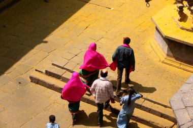 İki yeni evli çift, ünlü Jejuri Tapınağı 'nda itaat ediyorlar. Pune, Maharashtra, Hindistan. 