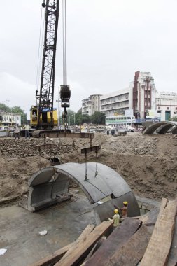 Metro Çemberi, metro bir yeraltı tüneli ya da geçidi yayaların bir yol ya da demiryolu geçişine olanak sağlıyor Bombay Mumbai, Maharashtra, Hindistan 