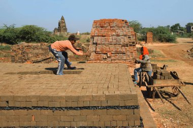 Tuğla dizen adam, barwani, madhya pradesh, Hindistan, Asya