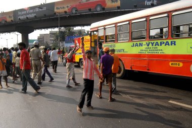 Dalit halkı şiddetli protestolara başvurdu, Bombay şimdi Mumbai, Maharashtra, Hindistan 