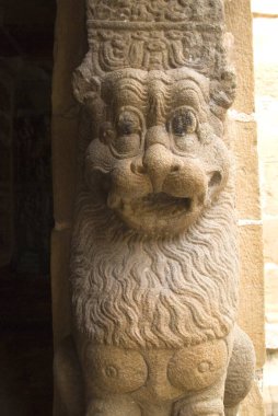 Pallava Kralı Nandivarman Pallavamalla tarafından 7 yüzyılda Kanchipuram 'da, Tamil Nadu' da, Hindistan 'da inşa edilen Vaikuntha Perumal Vishnu tapınağındaki aslan sütunları.