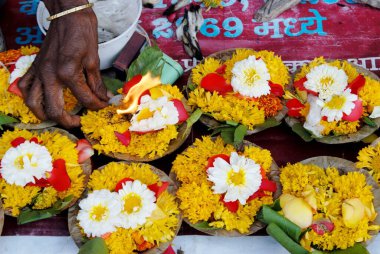 Pooja, çiçekler, Diya, Deepak, Godavari nehrinde, Nasik, Maharashtra, Hindistan 