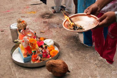 Lord Ganesh filinin putu suya dalmadan önce Tanrı 'ya tapıyordu; Pune; Maharashtra; Hindistan