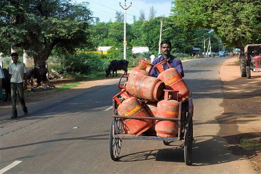 Silindirleri bisikletle taşıyan adam, Tamil Nadu, Hindistan  