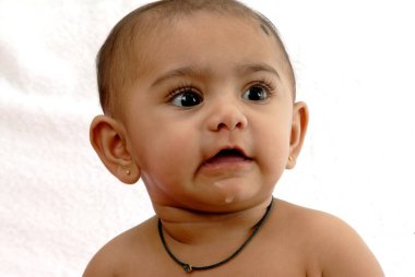 Yaramaz yüzlü Güney Asyalı Hintli bebek portresi 