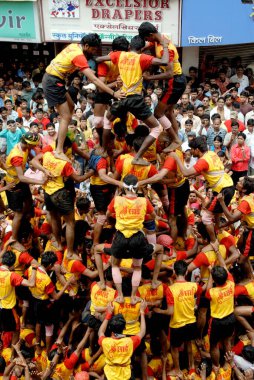Dahi Handi Dadar Mumbai Maharashtra Hindistan Asya 'yı yıkmaya çalışan insan piramidi 