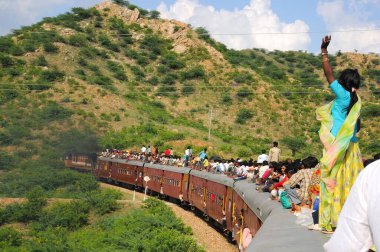 İnsanlar trenin çatısında seyahat ederken risk alıyorlar, Goram ghat, Marwar Junction, Rajasthan, Hindistan 