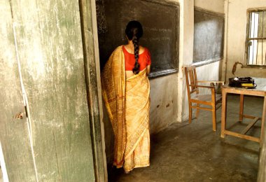 Okul öğretmeni tahtaya yazı yazıyor; Ngo Patang; Sambalpur; Orissa; Hindistan 