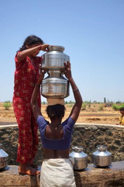 Dhakne köyünden su toplayan kadınlar, Shahapur Thane Maharashtra, Hindistan, Asya 