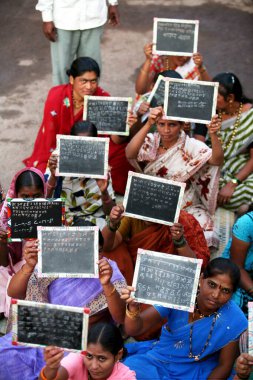 Sangli, Maharashtra, Hindistan 'da açık okulda alfabe öğrenen seks işçileri